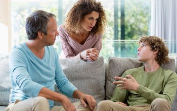 Cần làm gì khi con cái tuổi teen cãi lời cha mẹ?