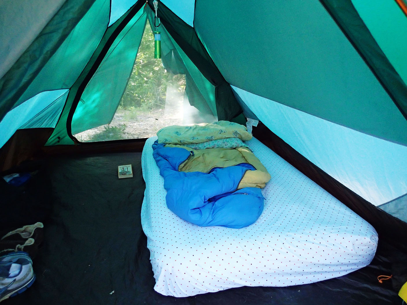 bên trong lều cắm trại