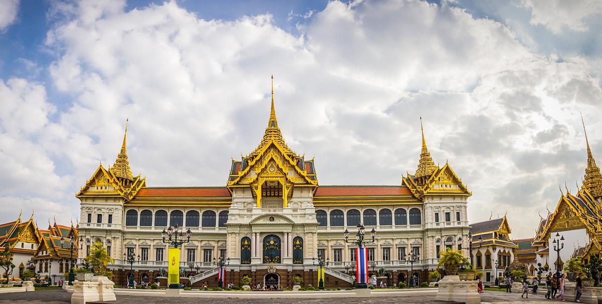 Nằm ngay tại trung tâm thủ đô Bangkok, giá vé vào cổng cung điện hoàng gia Thái Lan là 350 Bath.