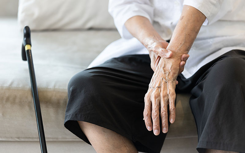 Nguyên nhân và hướng điều trị chứng run tay chân ở người già