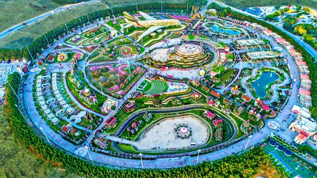 Dubai Miracle Garden có diện tích khoảng 72.000 mét vuông, là nơi hơn 45 triệu loại hoa được tỉa cắt nghệ thuật, thi nhau khoe sắc