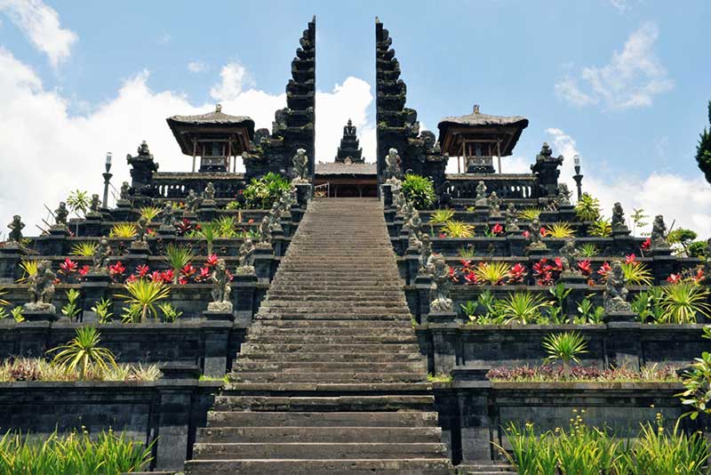 Đền Pura Besakih Hay còn được gọi là “Đền Mẹ của Bali” đây là ngôi đền linh thiêng nhất nơi biển đảo nằm trên núi Agung.